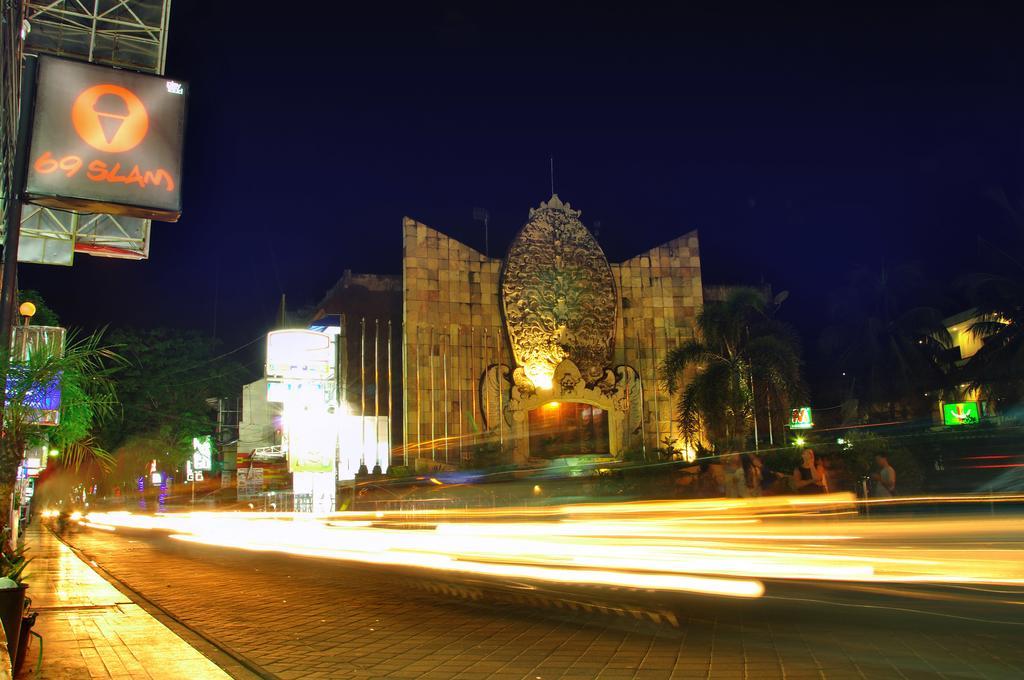 Bemo Corner Kuta (Bali)